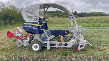 Maraîcher utilisant un robot Toutilo lors du repiquage (source: Anjou agricole)